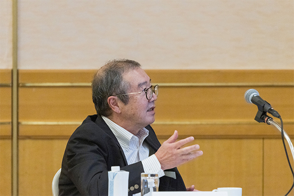 Discussion in invited lectures
